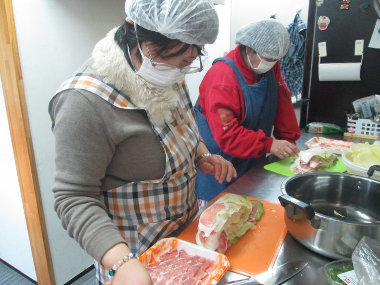 昼食作りで豚肉とレタスのミルフィーユ鍋を作っている様子です。良いダシが出ます。200円で提供しています。